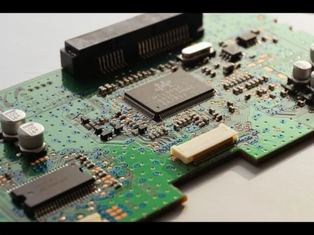 Áramköri lap (PCB) közelről, elektronikai alkatrészekkel